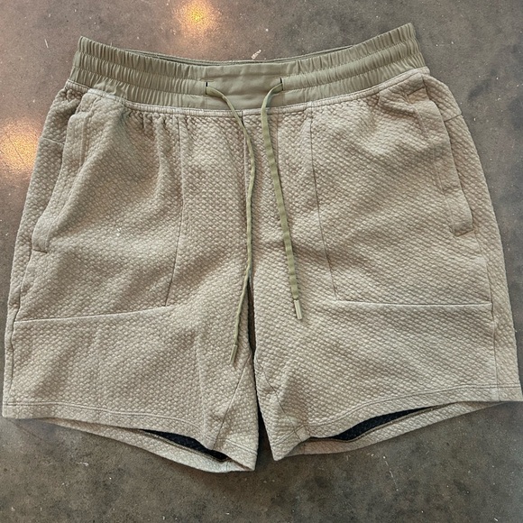 Lululemon At Ease Short 7" - M - Picture 2 of 8